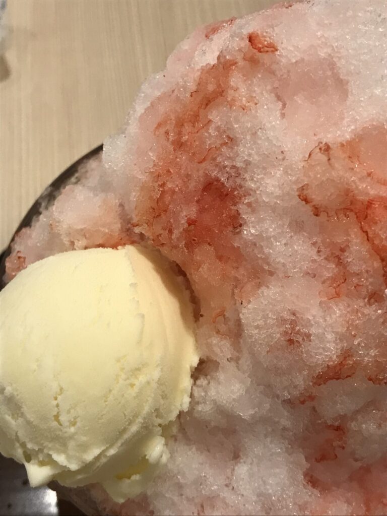 ふわふわのいちごかき氷とバニラアイスクリーム