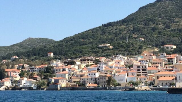 ギリシャサモス島を海から眺める
