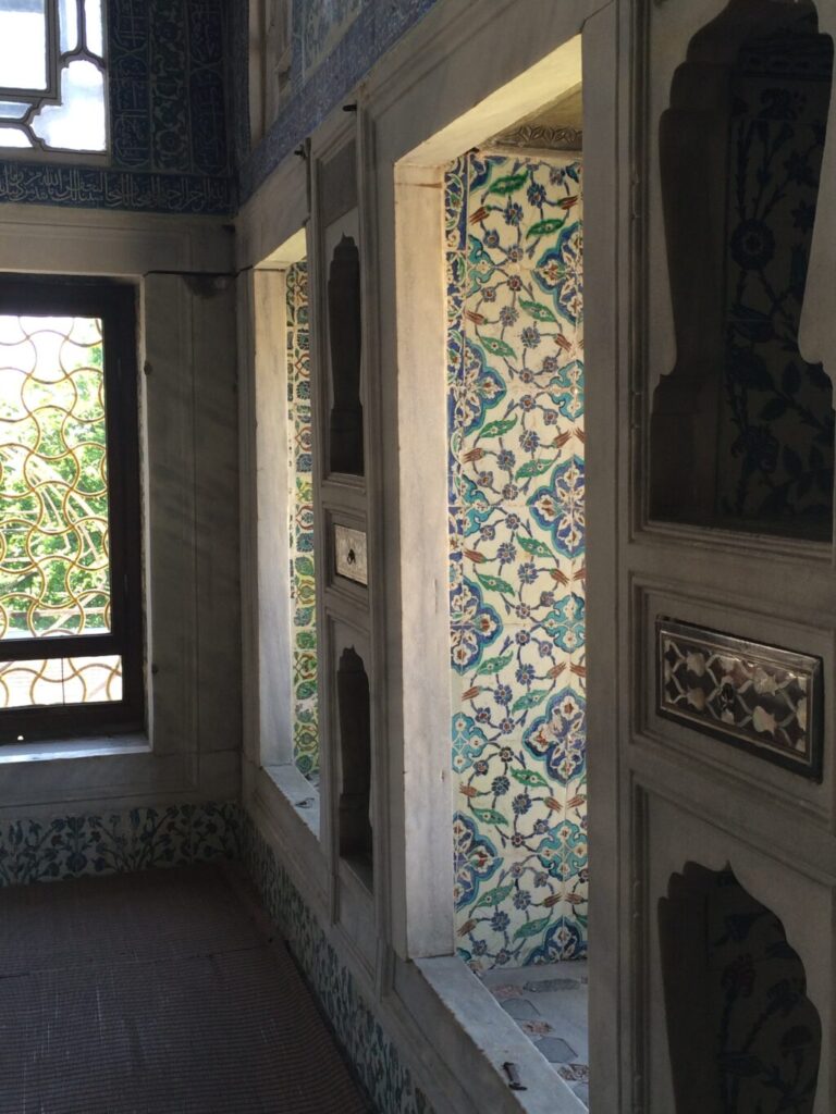 トルコのトプカプ宮殿の窓にあるタイル細工