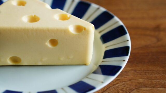 お皿にのっているスイスチーズ