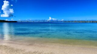 沖縄のビーチと青空