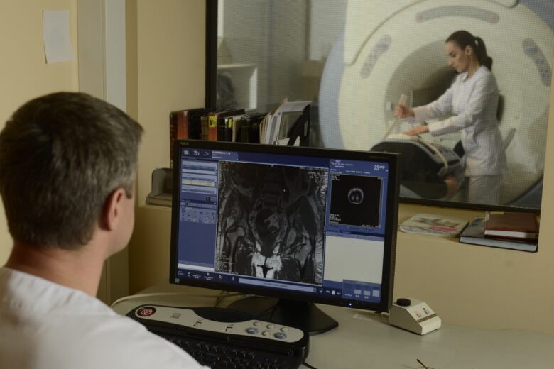 MRIの部屋とコントロールルーム